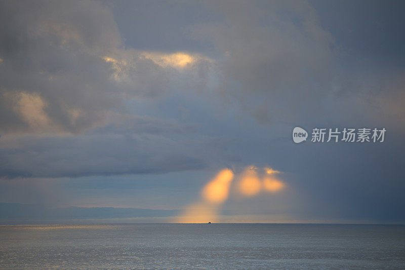 多彩的戏剧性日落与多云的天空