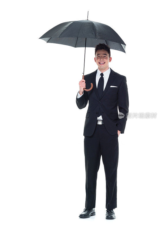 年轻英俊的商人拿着一把伞