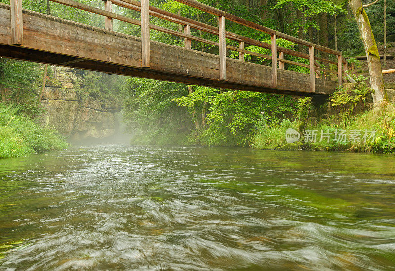 河中有雨，雾中有木桥