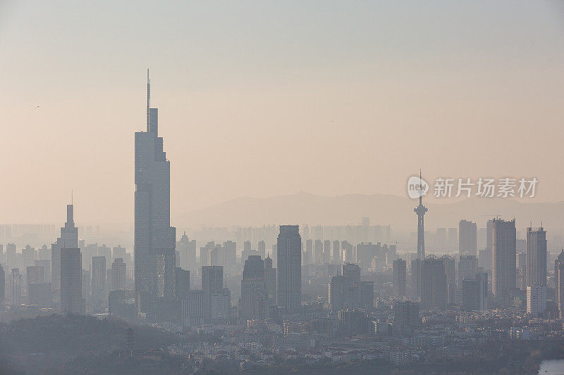 严重的空气污染使这座城市的建筑物在日落时看不见