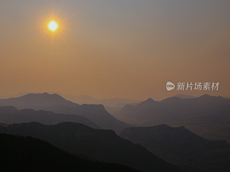 紫色烟雾日落阿布萨罗卡山背景，怀俄明州