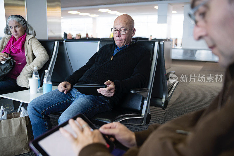 一个正在机场等待出差的成年人。
