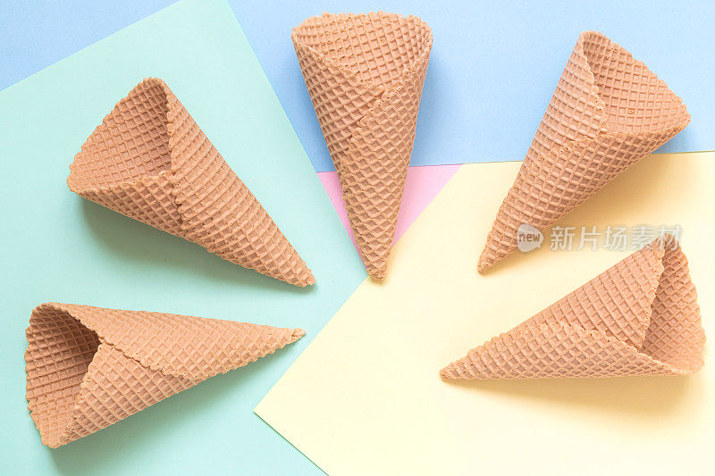 冰淇淋纹理孤立在多色的背景上，极简的平面lay概念。