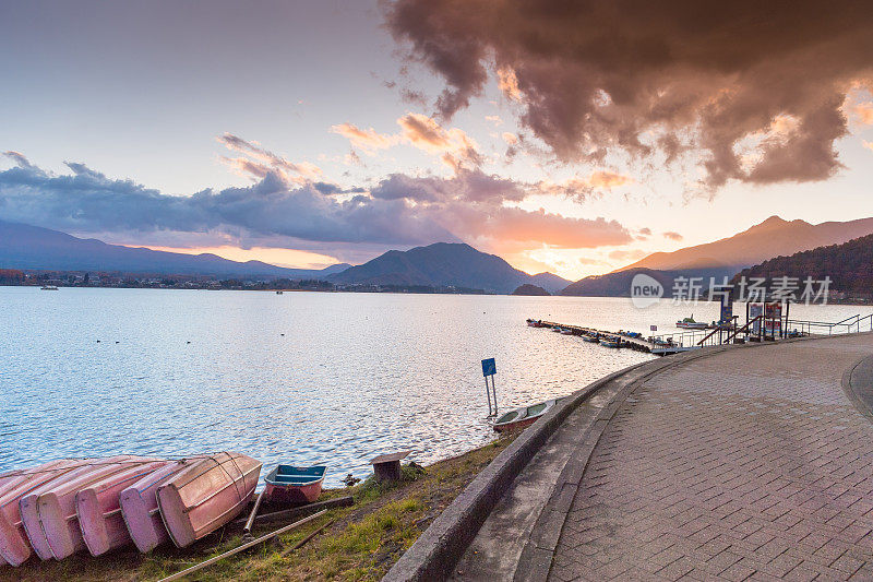 富士山川口湖的皮划艇