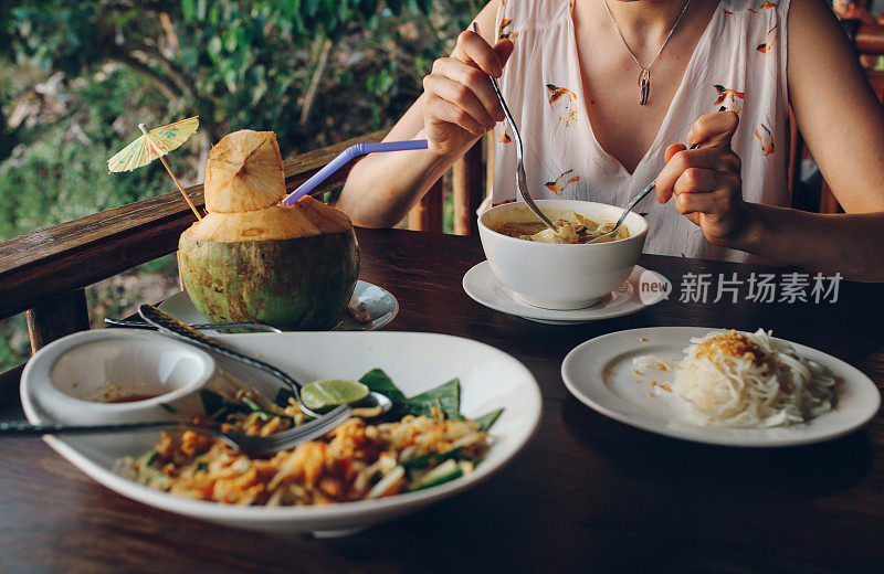 香辣泰式炒面配蔬菜