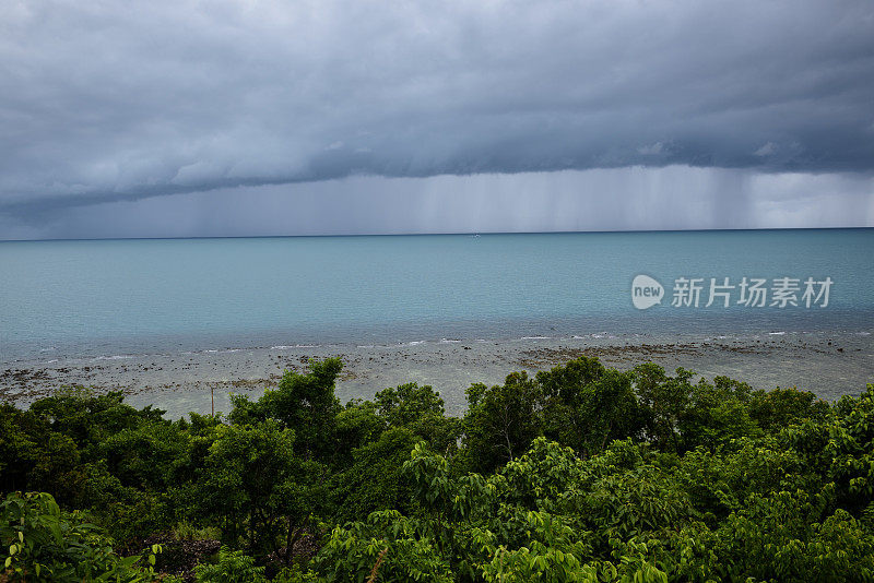 泰国高潘干海面上戏剧性的暴风雨云和降雨