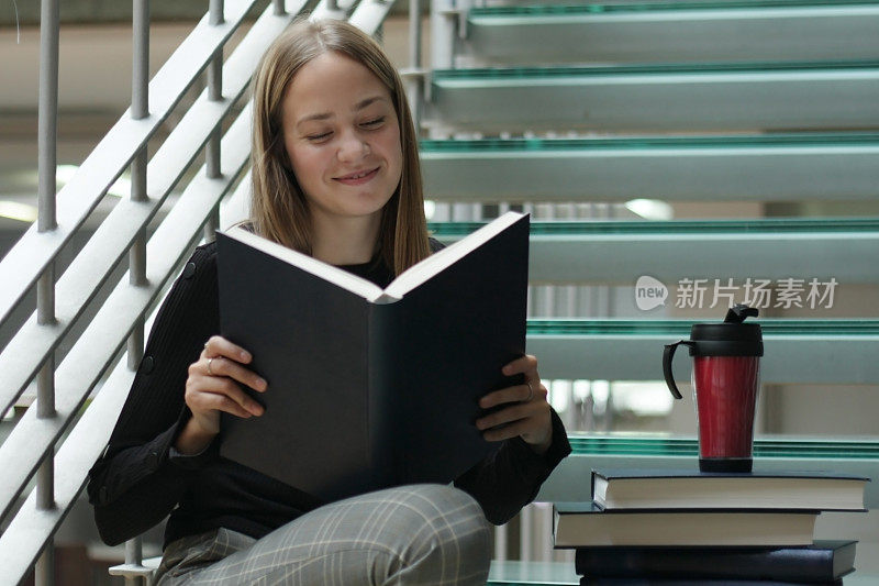 年轻的女学生在她的书中