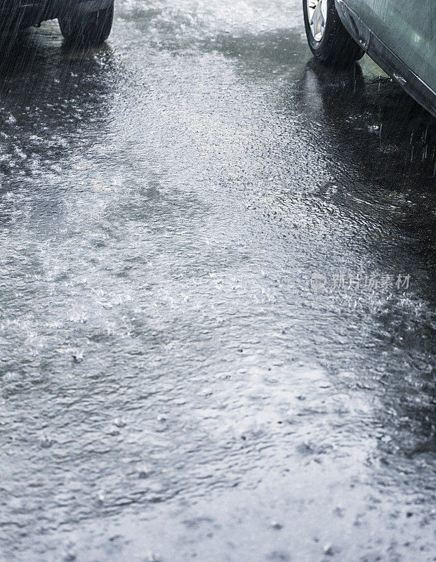 暴雨溅起沥青路