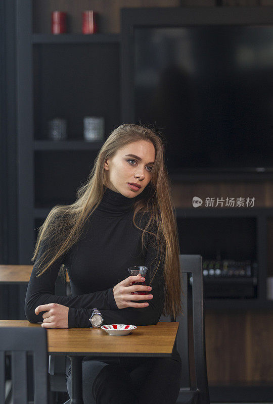 年轻的俄罗斯女子在土耳其伊斯坦布尔卡拉科伊咖啡馆摆姿势