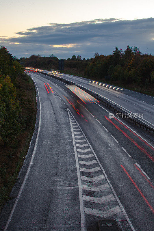 英国高速公路上的大灯和尾灯