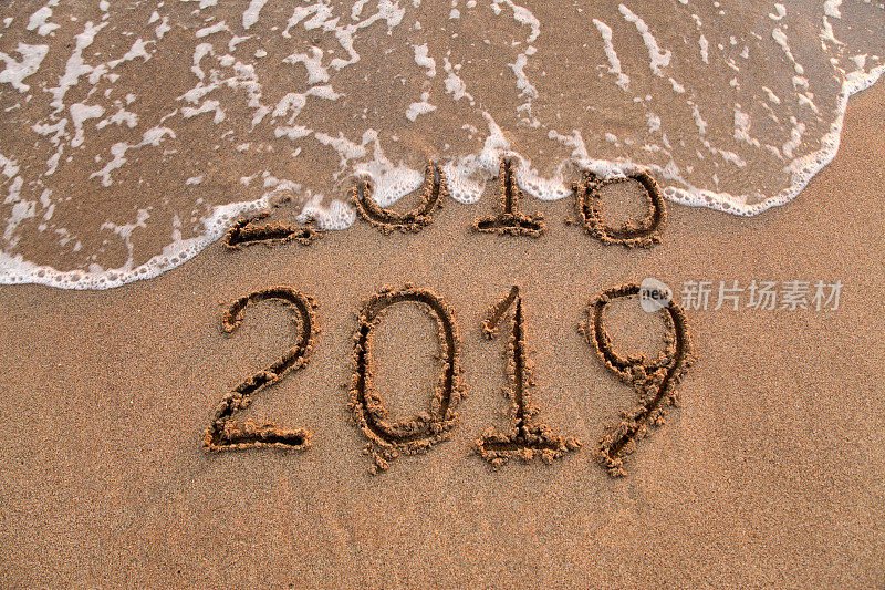 2019年和2018年的新年，在海浪的沙滩上