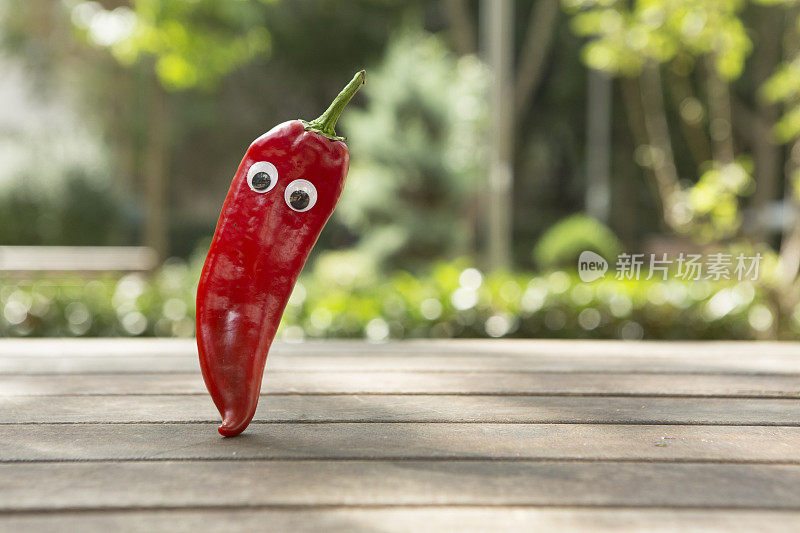 滑稽的红辣椒和眼睛。有趣的水果和蔬菜概念。