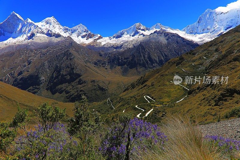 秘鲁卡什的波塔丘埃洛蜿蜒山路