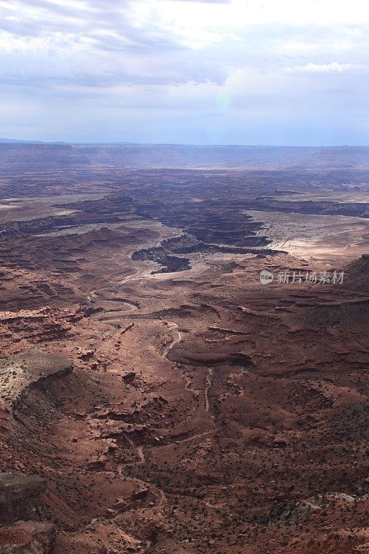 降落在犹他州峡谷地国家公园的天空中