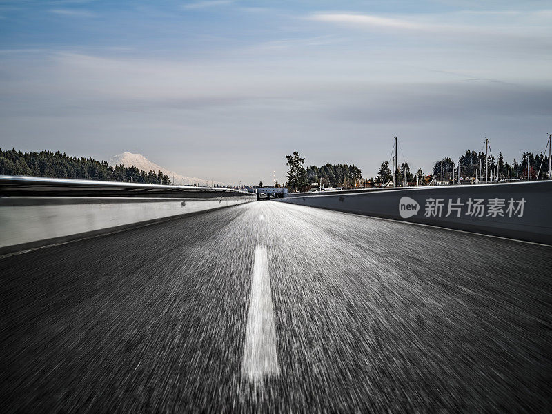 模糊运动高速公路通过西雅图码头