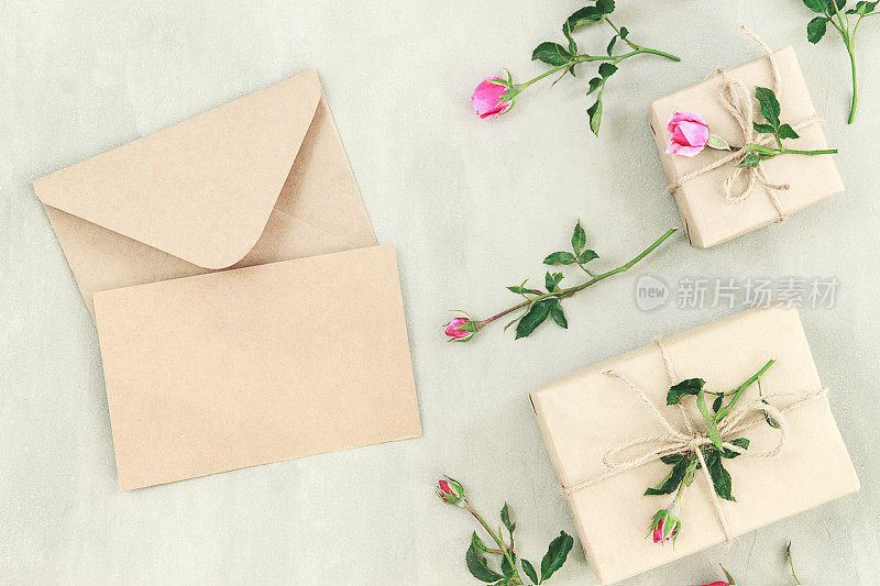 粉色玫瑰花，礼盒或礼物和纸卡