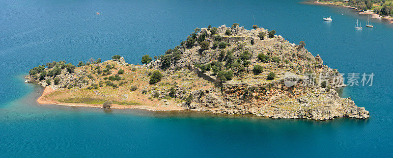 位于土耳其博兹布伦半岛Orhaniye村海岸外的Orhaniye湾的设防小岛。