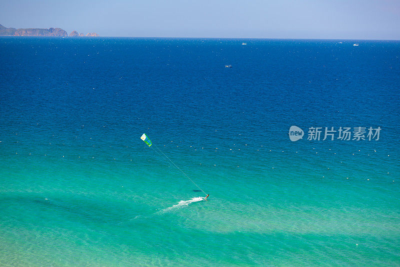 风筝冲浪在热带碧水海滩上从空中鸟瞰拍摄的照片