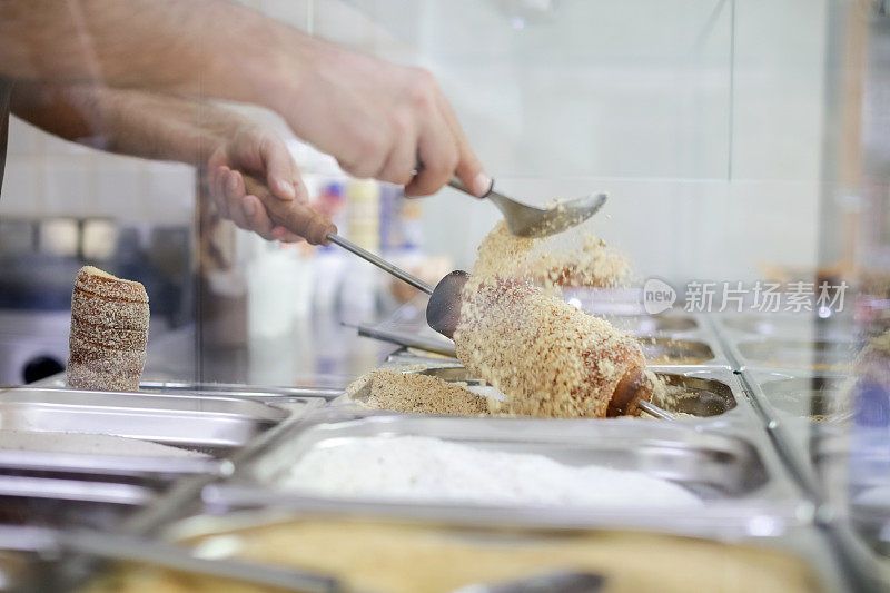 用勺子浇筑配料