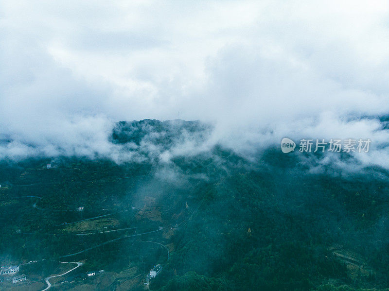 山上有雾，下雨天