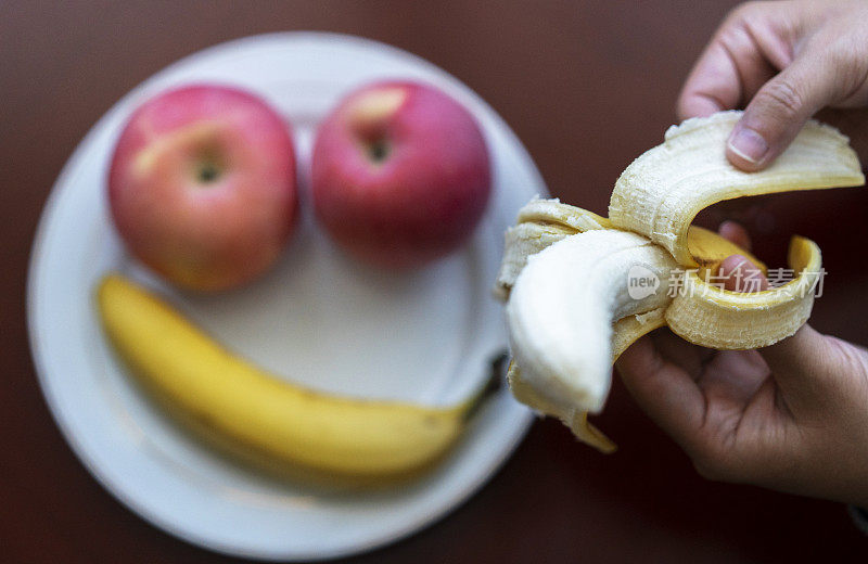 健康饮食:苹果和香蕉