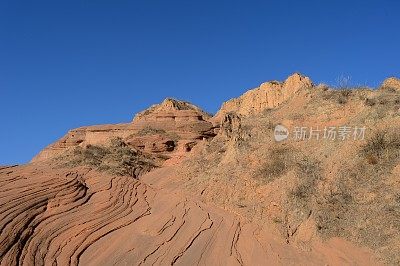 壮观如波涛般的丹霞地貌