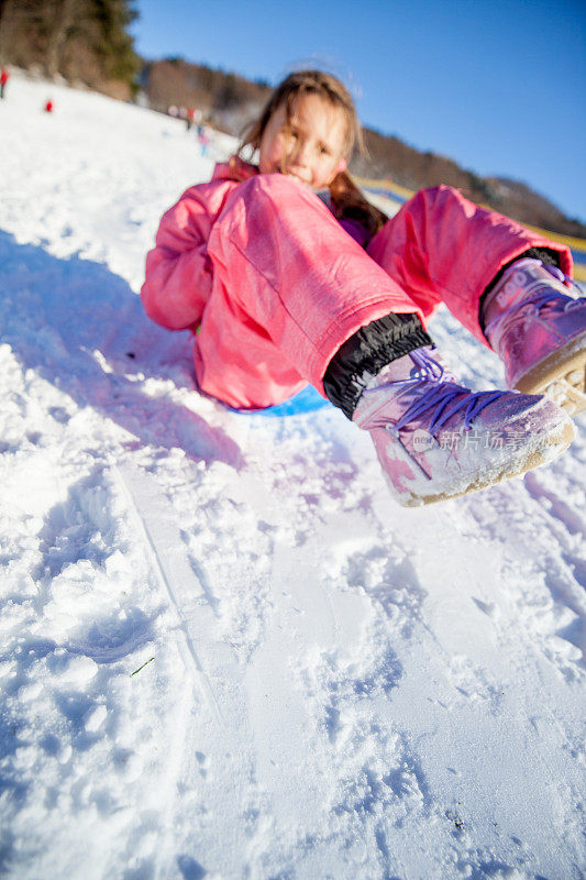 微笑的少女滑下滑雪坡