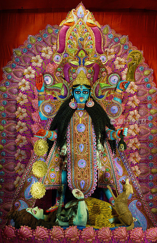 加尔各答排灯节期间的印度女神卡利的偶像，在一个pandal内