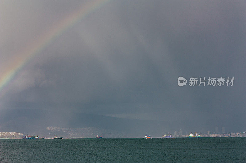 彩虹越过大海和城市，户外照片美丽的自然