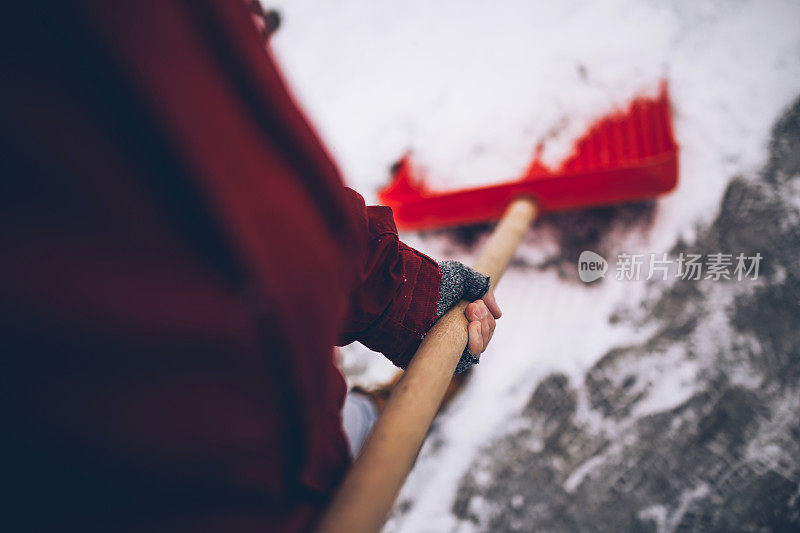 男人准备好清扫积雪了