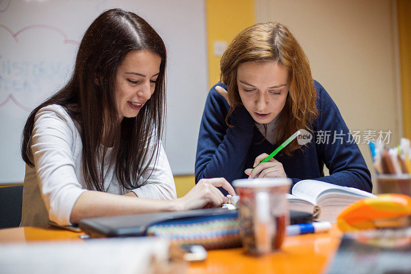 学生在导师的指导下准备考试