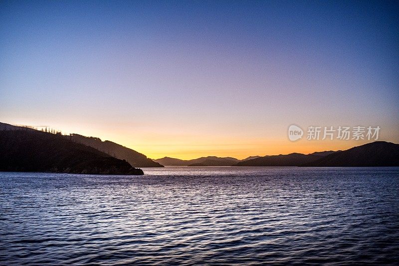 新西兰南岛皮克顿马尔伯勒湾的日落