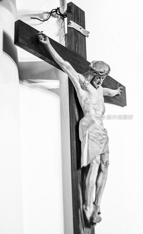 耶稣被挂在教堂的木头十字架上，BW