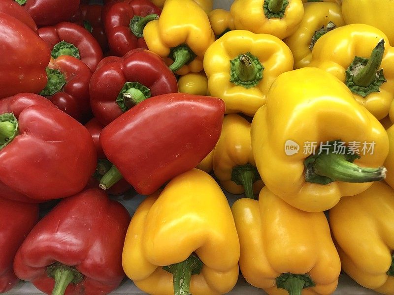 超市果蔬区黄椒红椒的图片