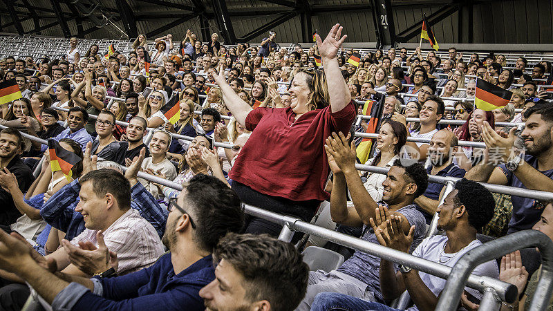 德国球迷在体育场挥舞着他们的旗帜