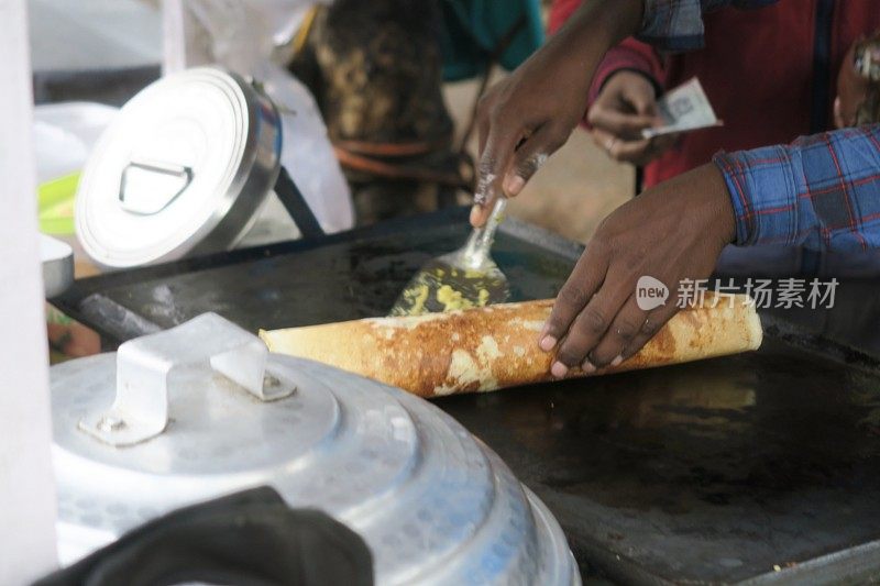 印度新德里，印度薄饼被做成街头小吃，配上土豆、洋葱、西红柿、香菜