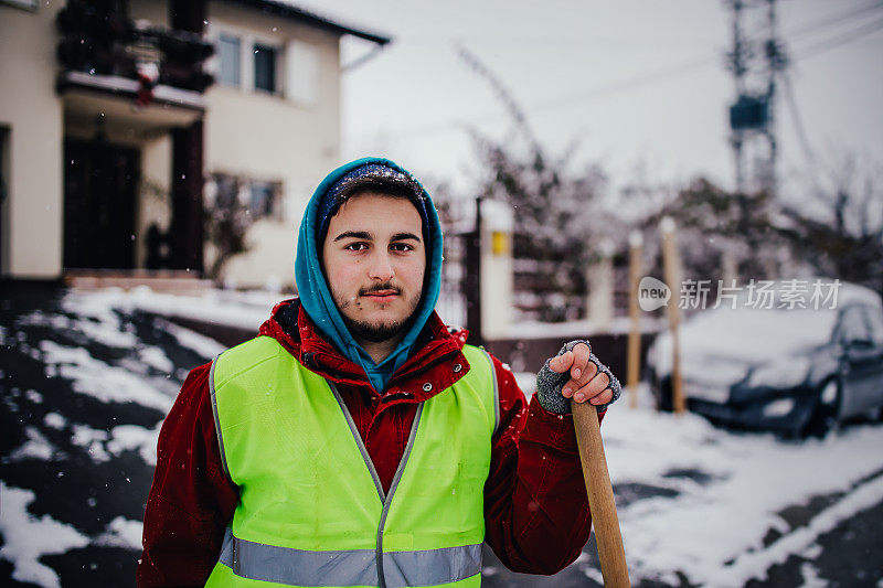 拿着雪铲的男人