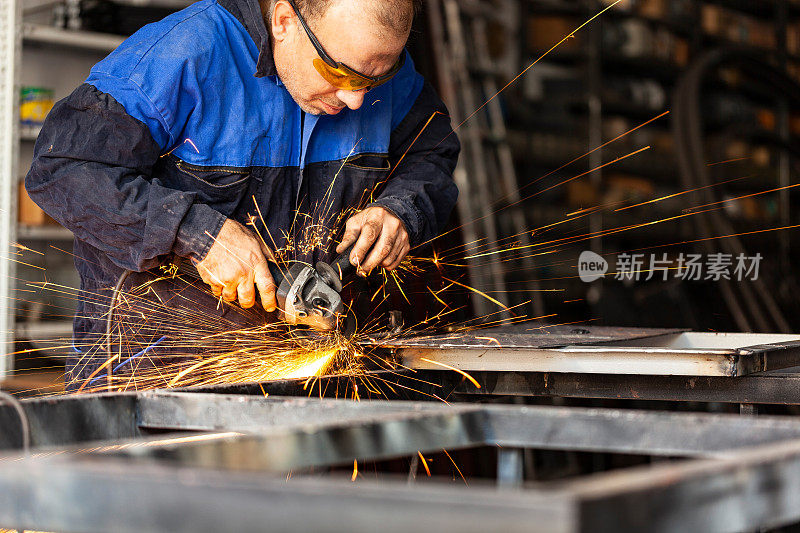 建筑业手工工人用圆锯切割铁器