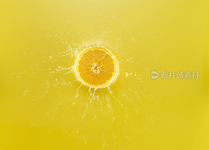 一片橙子掉进橙汁里