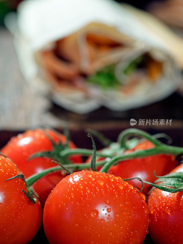 用鸡肉和蔬菜做小吃卷