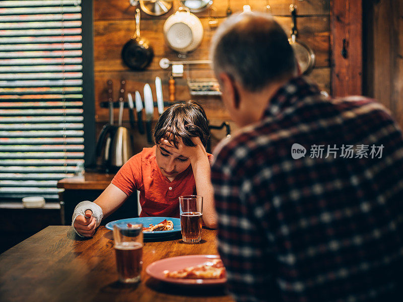 伤害少年和祖父