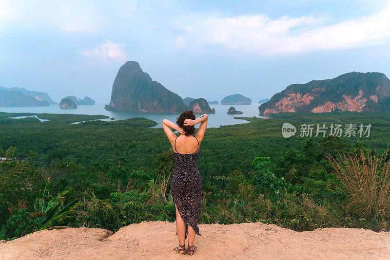 女人站在那里，望着攀雅湾