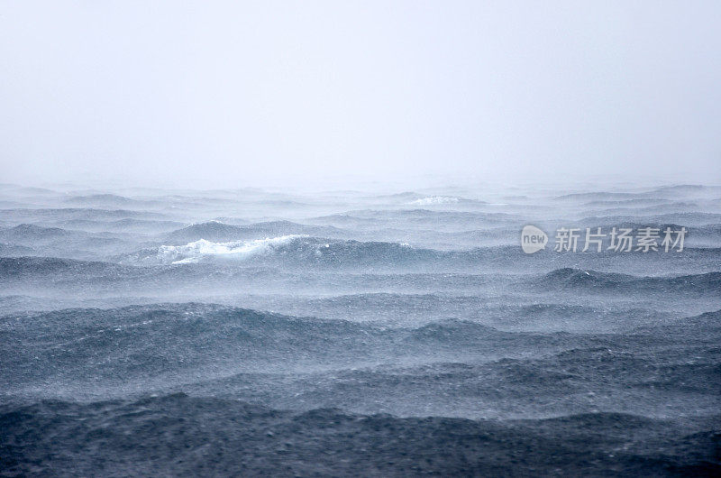 暴风雨在海上