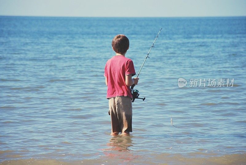 孩子在夏天冲浪钓鱼之旅