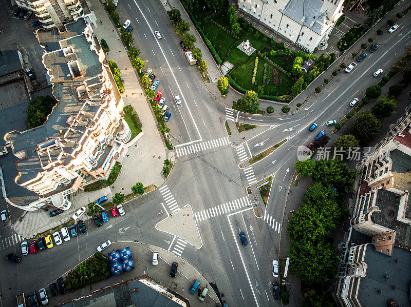 鸟瞰图繁忙的十字路口市中心的城市