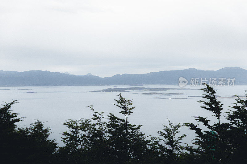 从乌斯怀亚俯瞰比格尔海峡和山脉