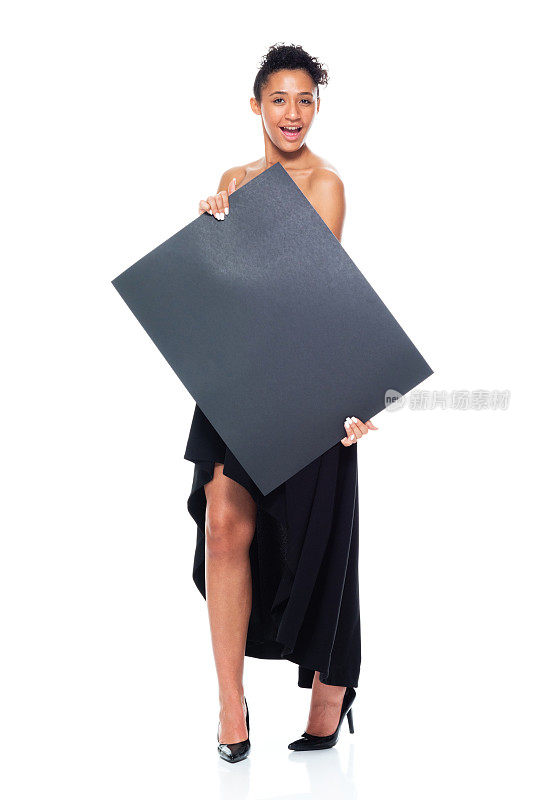 美丽的黑人女性举着黑色的标语牌-以一种有趣的方式举着标语牌