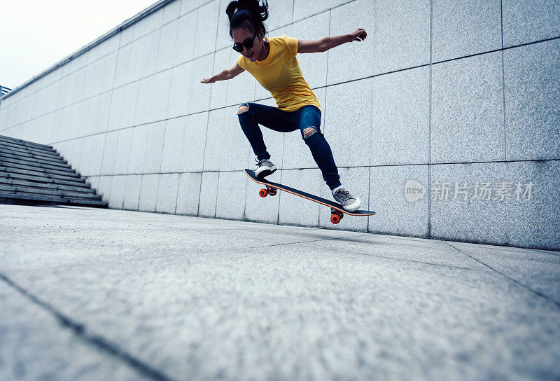 女子滑板腿滑板在城市