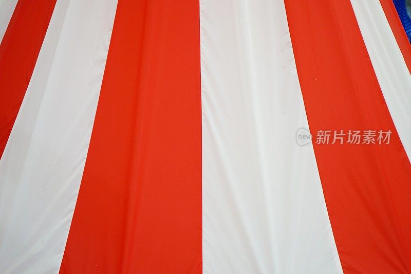 红色和白色的织物屋顶，米色帐篷的形式