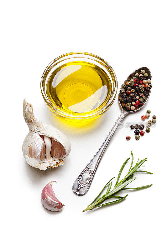烹饪和调味材料:橄榄油，胡椒，大蒜，青柠和迷迭香孤立的白色背景。